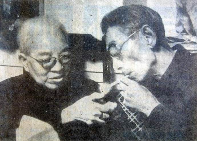 晚年马三立幽默感已深入骨髓，最爱读书写字，题写天津“名流茶馆”保存至今