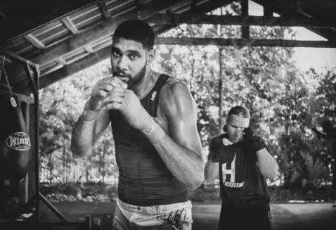 篮球之外NBA球星还擅长啥运动?詹姆斯一只脚踏进NFL!邓肯最全能