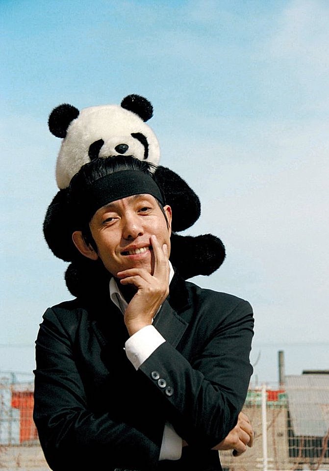 民工、*陪三**小姐、乞丐、同性恋……这些形象,他都用熊猫时装诠释