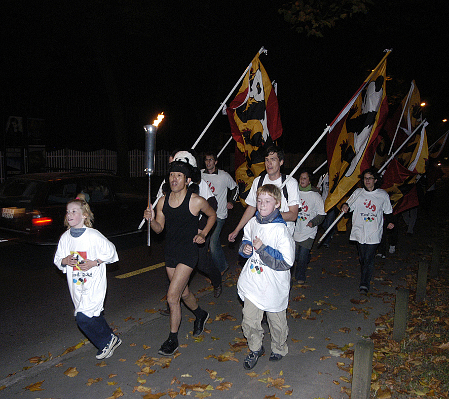 民工、*陪三**小姐、乞丐、同性恋……这些形象,他都用熊猫时装诠释