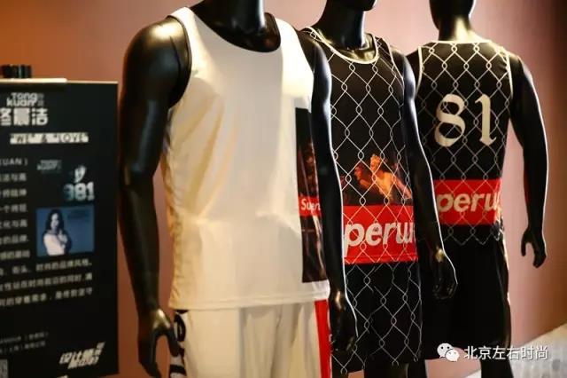 时尚与运动的跨界融合,“设计师眼中的球衣展”上海开幕