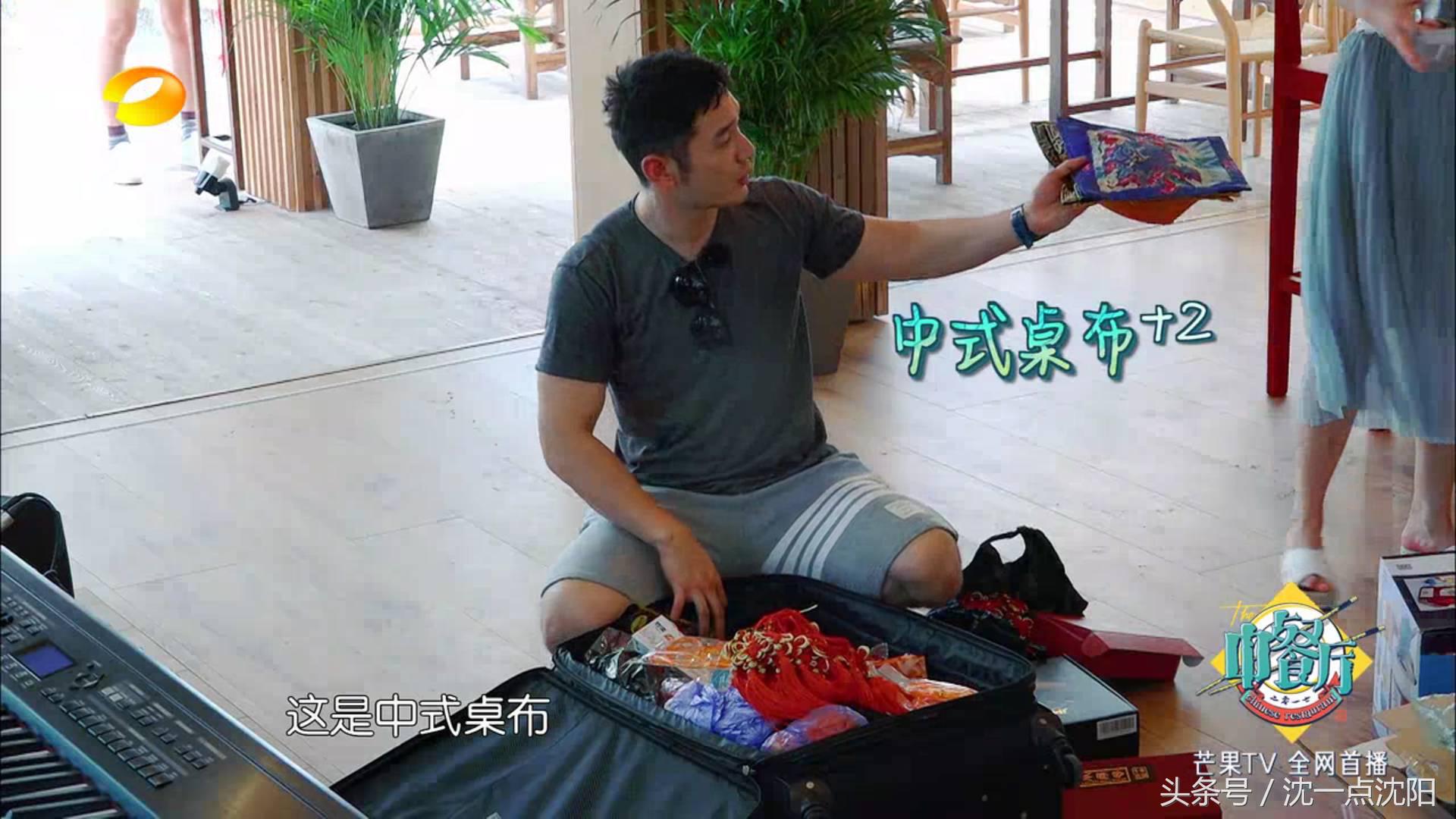 赵薇黄晓明还是在一起了，还开了一家骨骼清奇的中餐厅！