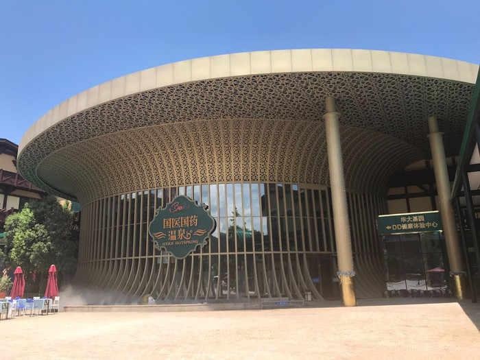 一个、两个非洲友人都晒中暑了,妈妈我要去巴伐利亚避暑