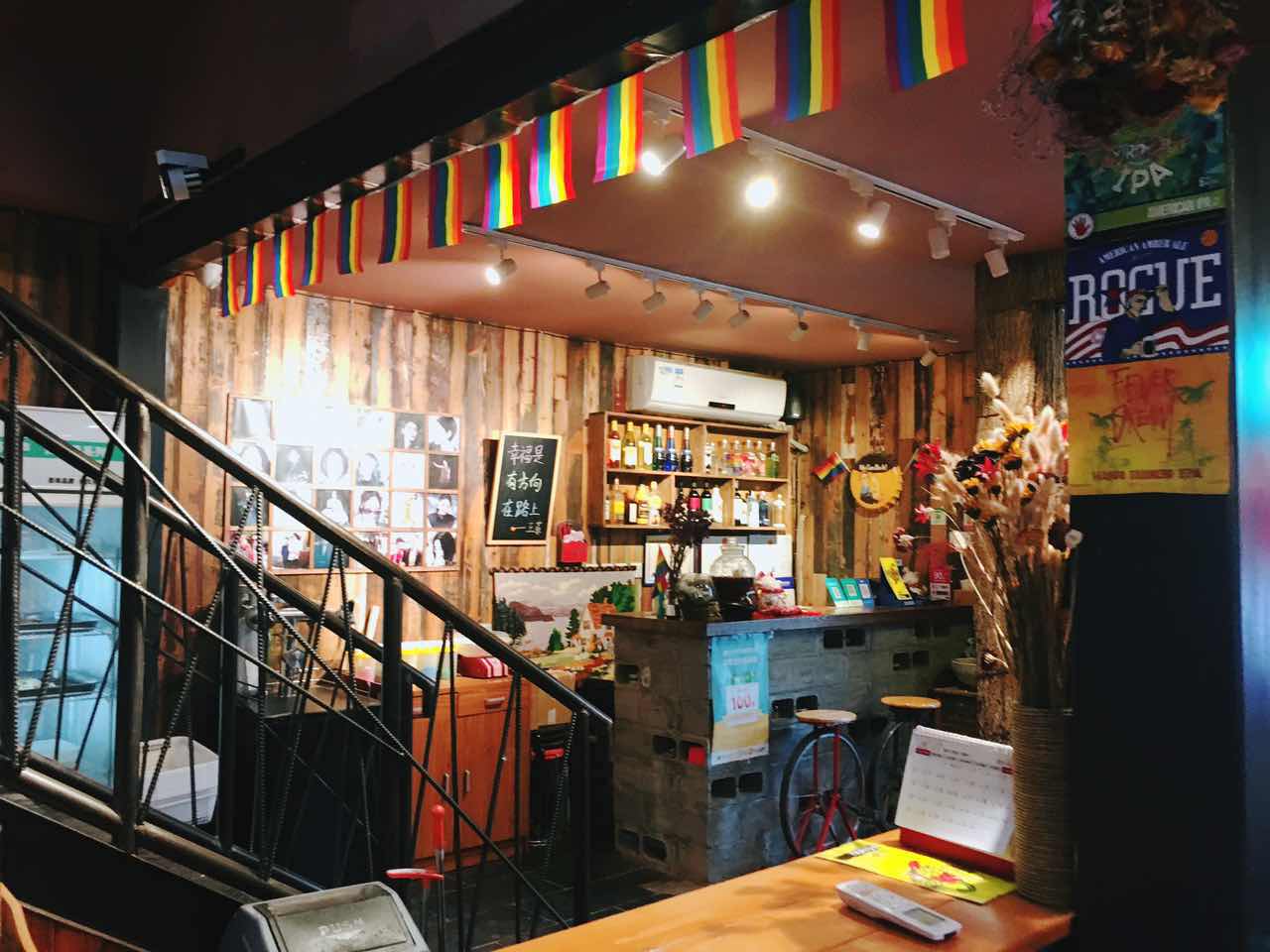 脚步丈量风情，在北京胡同里遇见嘻嘻辣串儿啤—嘻嘻辣东直门店记