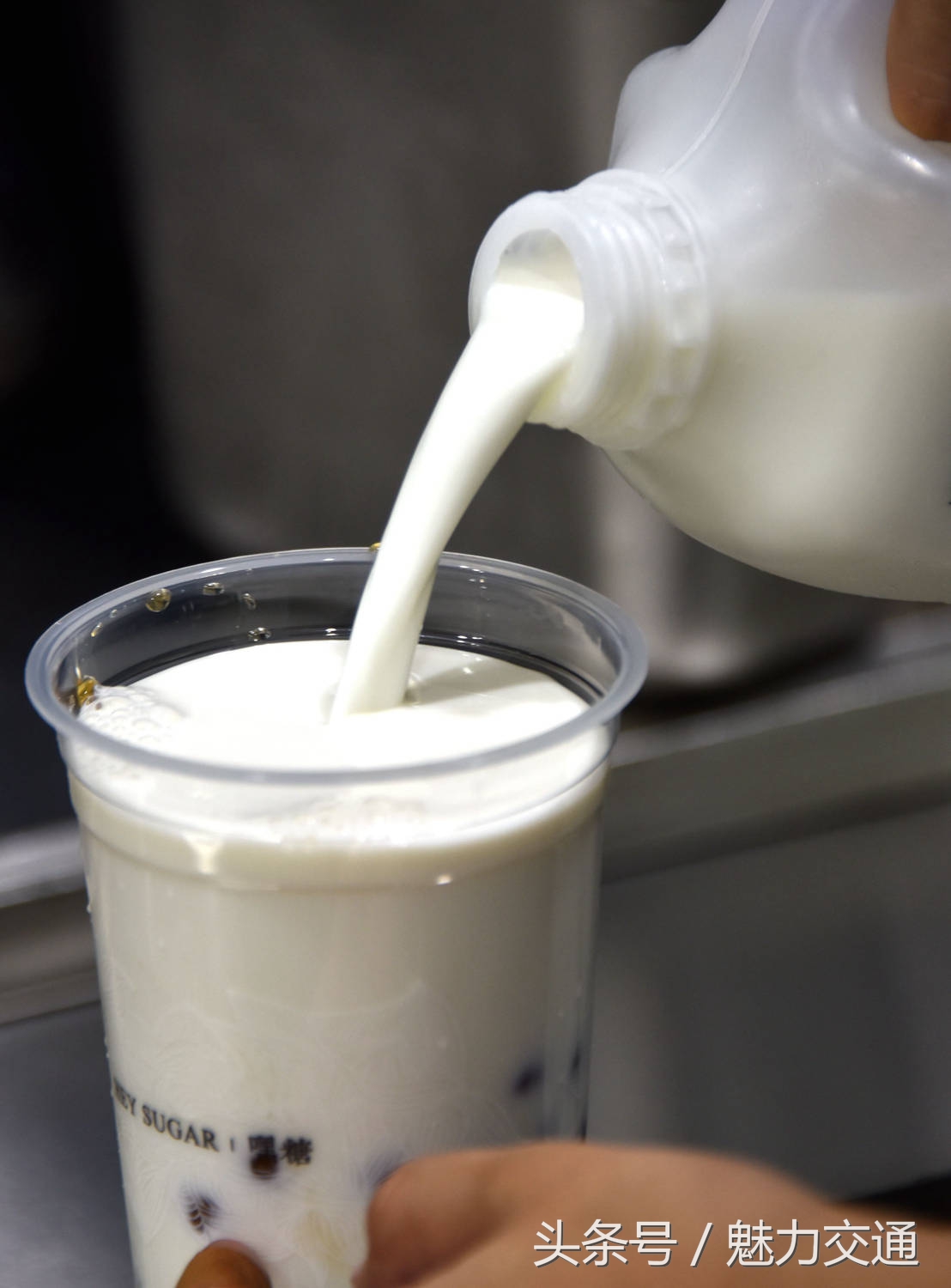 清凉一夏酷暑来袭,清凉一夏送冷饮视频