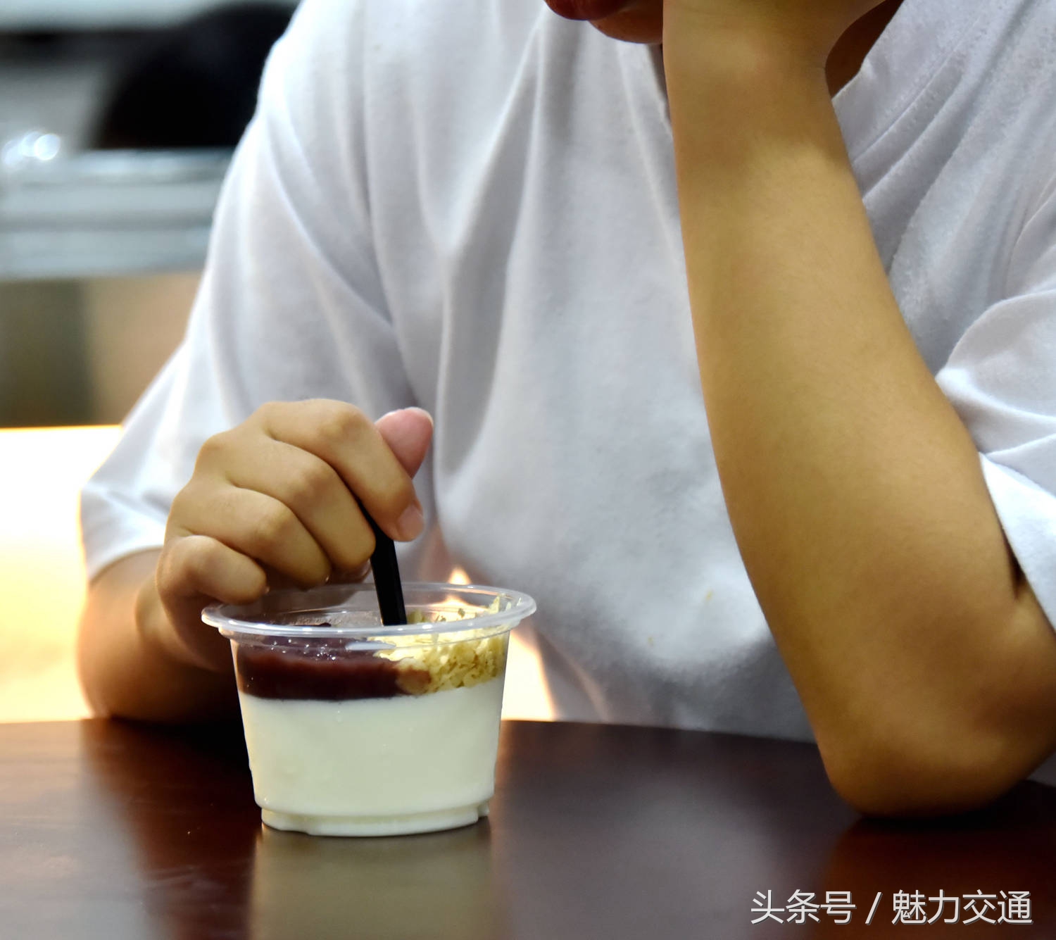 清凉一夏酷暑来袭,清凉一夏送冷饮视频