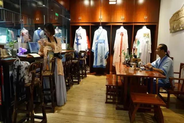 鑸屽皷涓婄殑鍗楅棬,鑸屽皷涓婄殑鍗楅棬缇庨鍥㈣喘