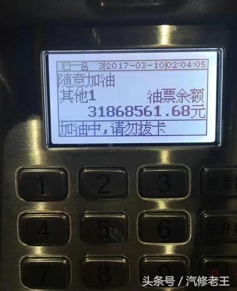 天上下着蒙蒙小雨，这宝马敞篷车挺有个性，披着1张破塑料纸就上路了