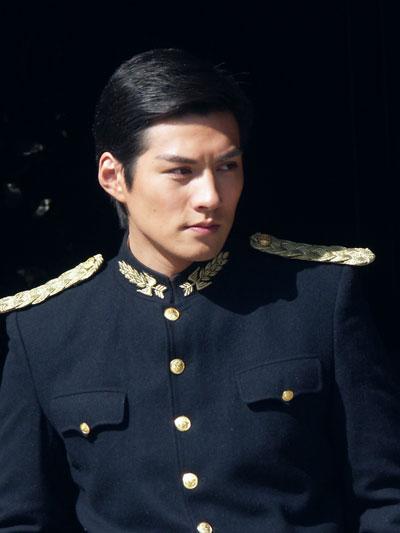 英姿飒爽，那些穿军装迷死人的男神们