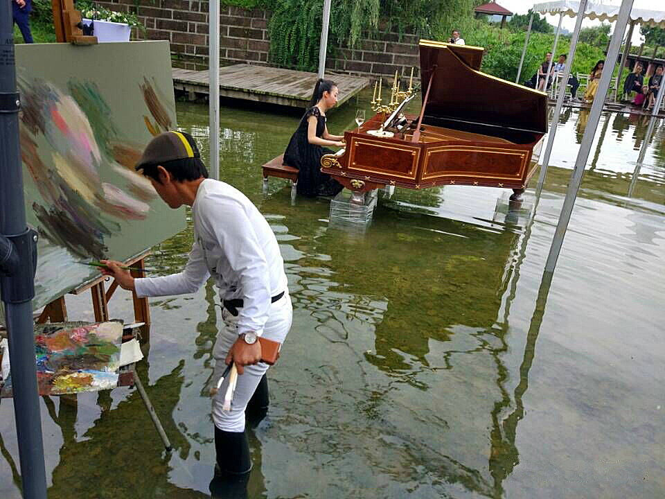 民工、*陪三**小姐、乞丐、同性恋……这些形象,他都用熊猫时装诠释