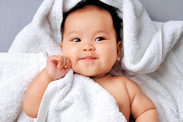 新生儿胀气宝妈应该忌吃什么,新生儿缓解胀气正确姿势