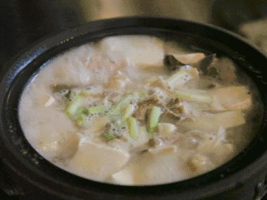 尽管经历了千百年，但你依然不能抵挡砂锅的醇香诱惑