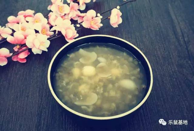 尽管经历了千百年，但你依然不能抵挡砂锅的醇香诱惑