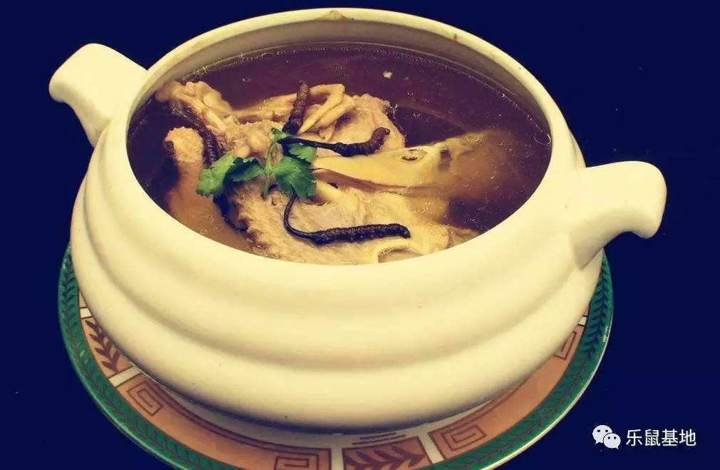 尽管经历了千百年，但你依然不能抵挡砂锅的醇香诱惑