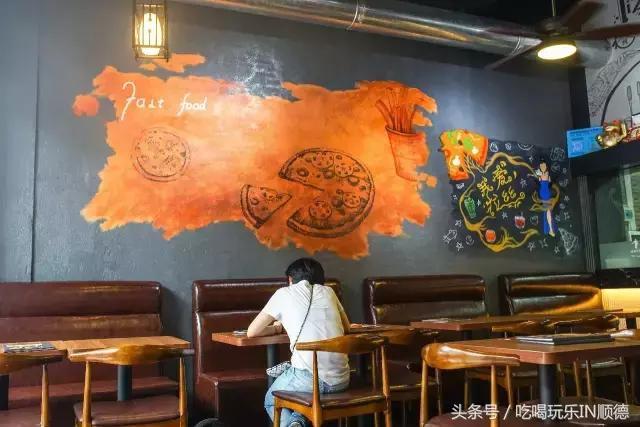 汪涵吴秀波关之琳宋茜刷爆票圈时，这个镶金边的pizza却火了