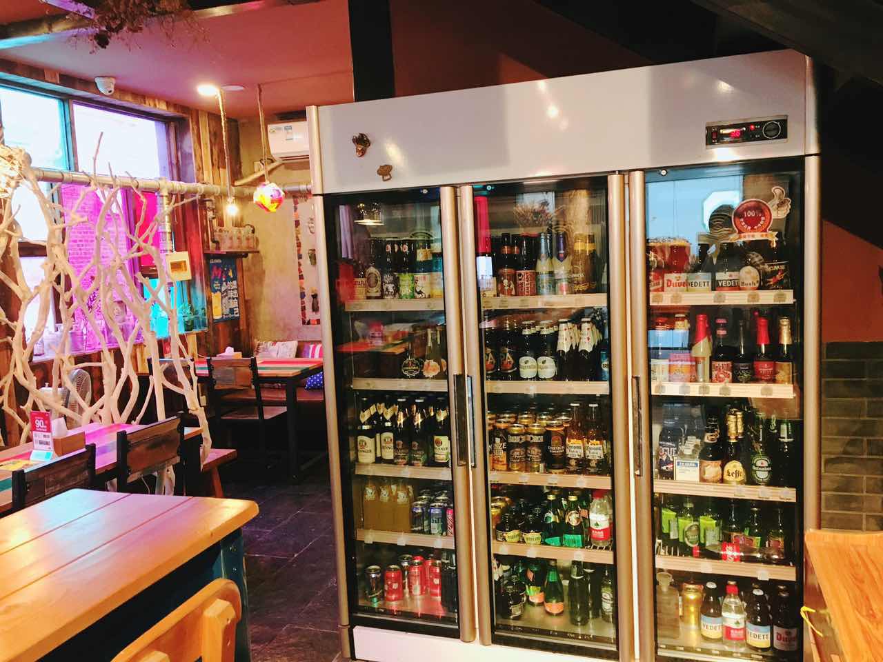 脚步丈量风情，在北京胡同里遇见嘻嘻辣串儿啤—嘻嘻辣东直门店记