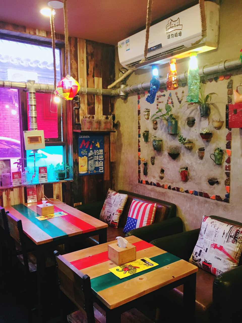 脚步丈量风情，在北京胡同里遇见嘻嘻辣串儿啤—嘻嘻辣东直门店记