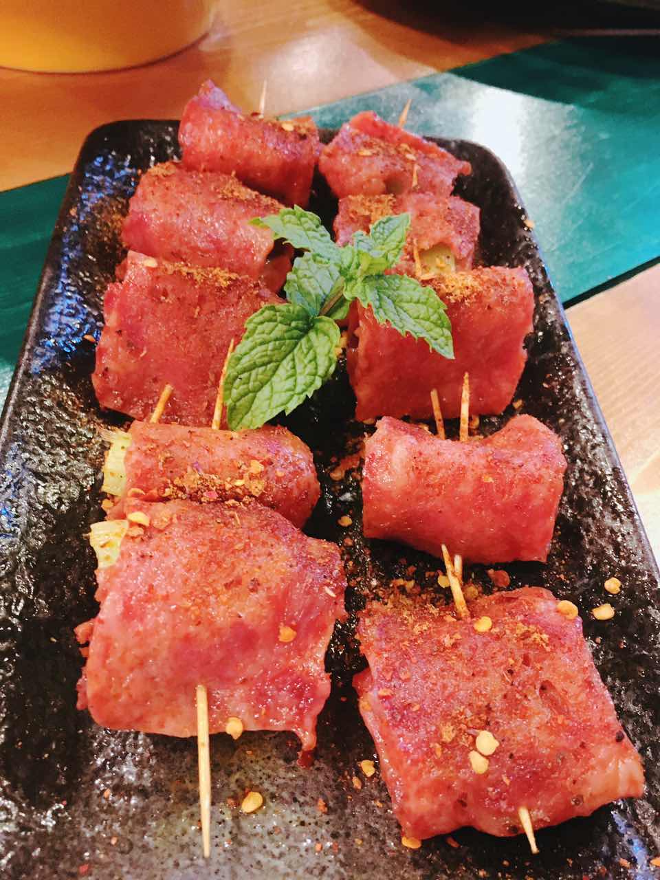 脚步丈量风情，在北京胡同里遇见嘻嘻辣串儿啤—嘻嘻辣东直门店记