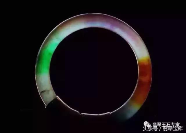 清代玻璃种五彩“翡翠”手镯现世,卖一个亿你说过不过分?