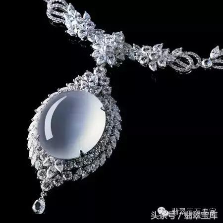 清代玻璃种五彩“翡翠”手镯现世,卖一个亿你说过不过分?