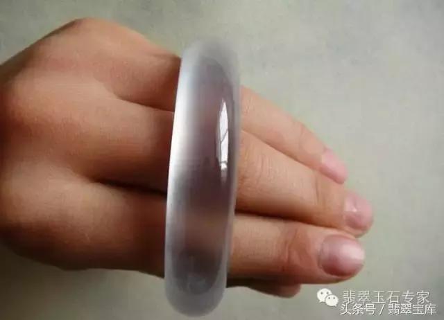 清代玻璃种五彩“翡翠”手镯现世,卖一个亿你说过不过分?