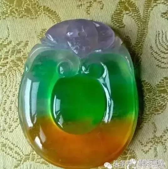 清代玻璃种五彩“翡翠”手镯现世,卖一个亿你说过不过分?