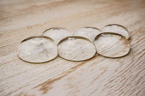 这一颗颗像是露珠的水球竟然可以喝下肚，这是消减矿泉水瓶的重要发明