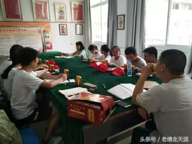 10名大一男女生，暑假在梁平用100元办了一件事~