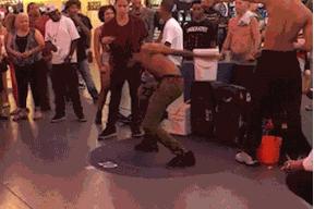 初春时节，西伯利亚寒气袭人，a国间谍史密夫执行任务时，失手被擒，其后被关在高原上的木屋内