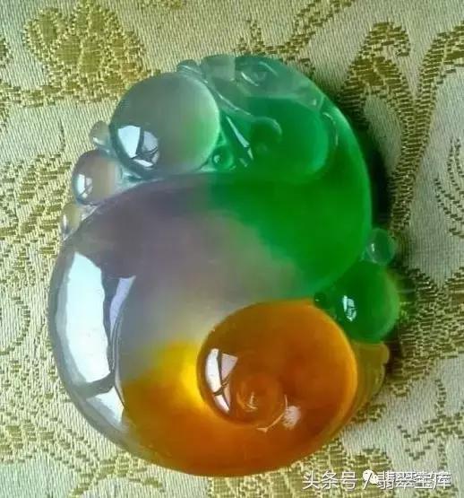 清代玻璃种五彩“翡翠”手镯现世,卖一个亿你说过不过分?