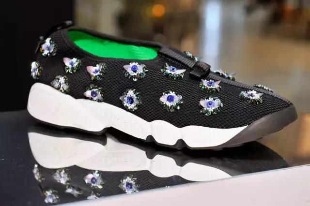 往下看，你脚上缺的就是这么一双运动鞋｜经典+潮流球鞋款式大盘点