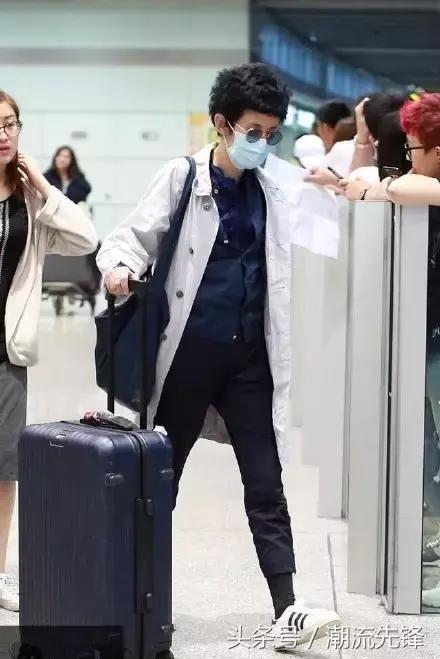 杨幂2021年春款小白鞋,杨幂一双最爱穿的国产鞋