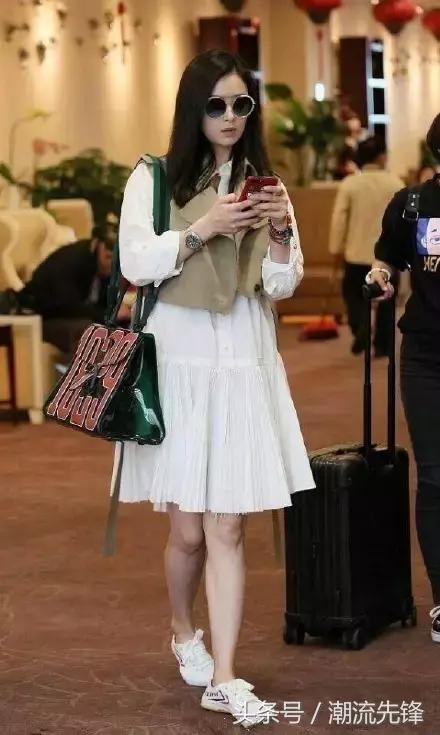 杨幂2021年春款小白鞋,杨幂一双最爱穿的国产鞋