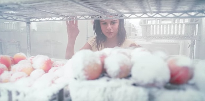 艺术家“画蜜桃”的时候可没想到，你们会带“有色”的想法