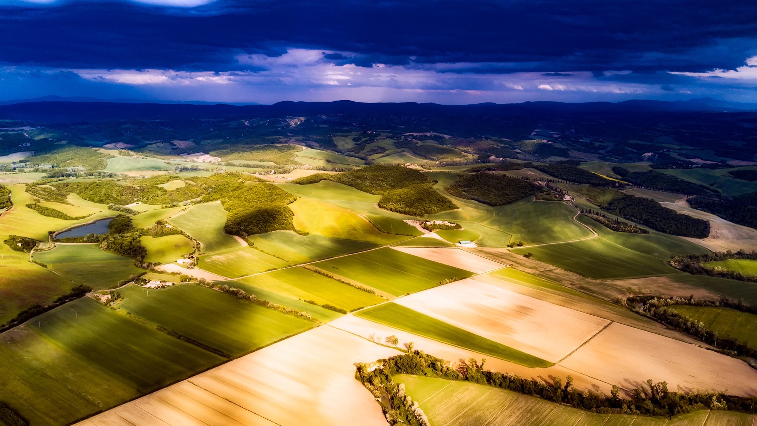 当笔记本*党**一直以为mac就是机制的时候，一定是忽略了显示器还有这样一种打开方式，外挂显示器的完整体验
