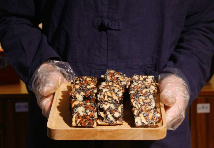 女性滋补佳品阿胶糕在家怎么制作,女人补血补气阿胶糕怎么用