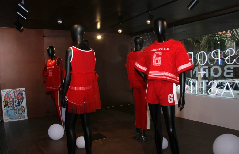 时尚与运动的跨界融合,“设计师眼中的球衣展”上海开幕