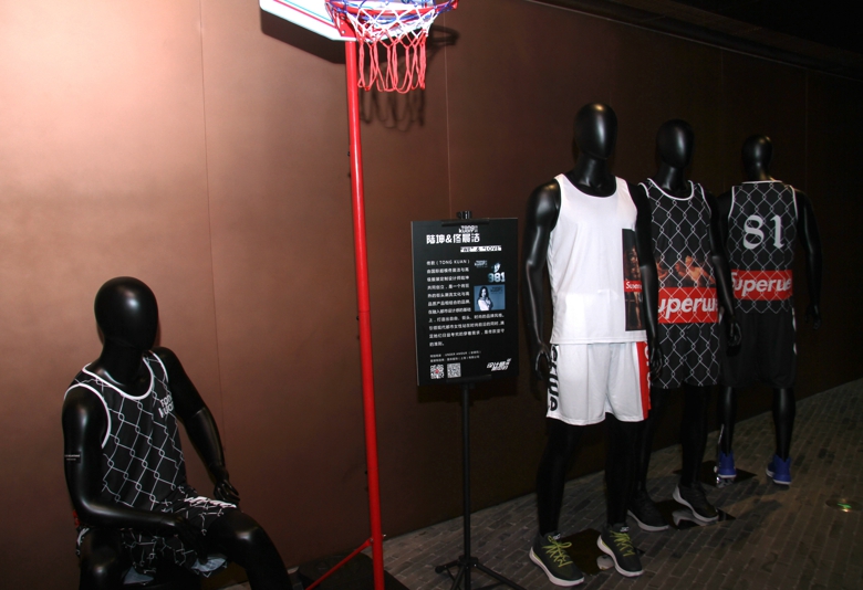 时尚与运动的跨界融合,“设计师眼中的球衣展”上海开幕