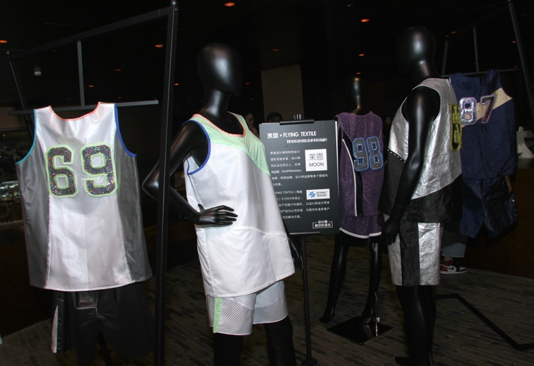 时尚与运动的跨界融合,“设计师眼中的球衣展”上海开幕