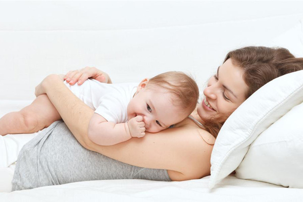 新生儿胀气宝妈应该忌吃什么,新生儿缓解胀气正确姿势