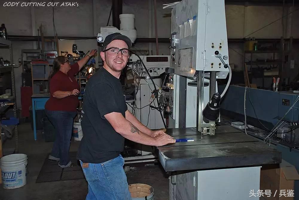 花哨的艺术刀不能比！唯一通过92年美国海豹部队残酷测试的刀具