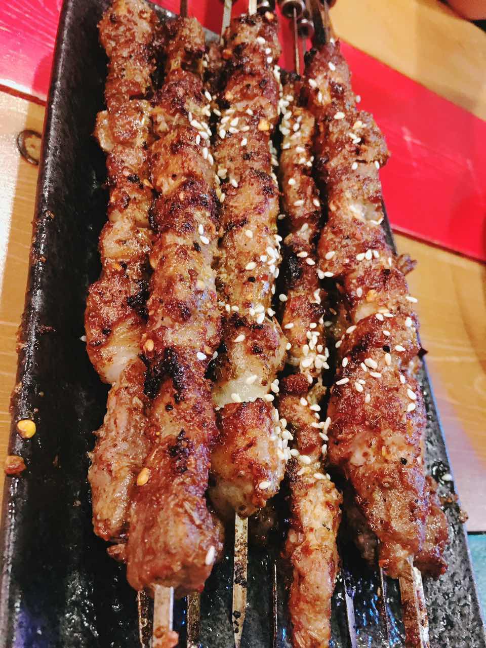 脚步丈量风情，在北京胡同里遇见嘻嘻辣串儿啤—嘻嘻辣东直门店记