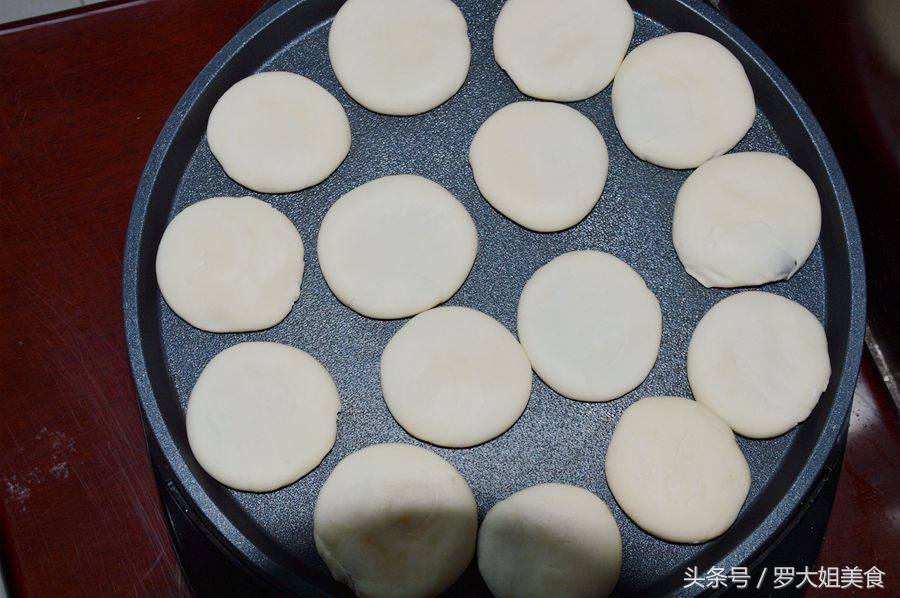 在家也能做出酥得掉渣的鲜花饼,玫瑰鲜花饼白玉酥皮
