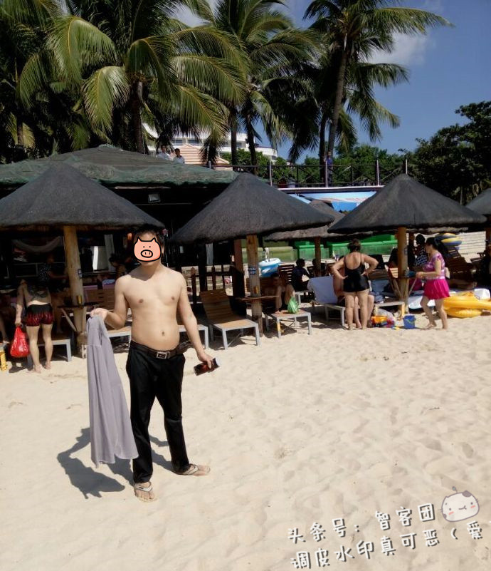 男粉丝不顾酷暑，花1天在海边为赵丽颖堆爱心，被熊娃全部踩坏