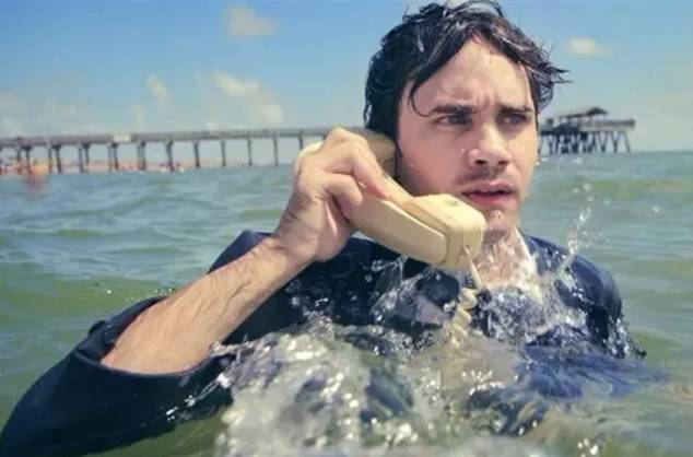 手机进水了怎么办？这三招或许能救你的手机一命！