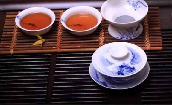 泡茶盖杯上有茶叶怎么办小妙招,泡茶时茶叶为什么会倒掉