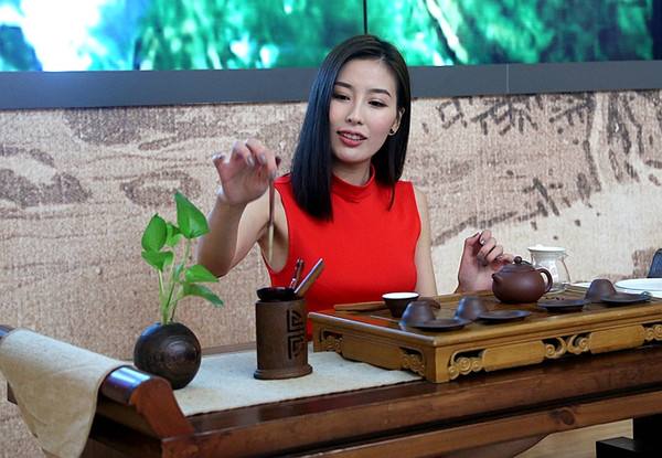 泡茶盖杯上有茶叶怎么办小妙招,泡茶时茶叶为什么会倒掉