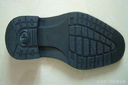黑色橡胶鞋底发白属于质量问题吗,鞋底的黑色橡胶