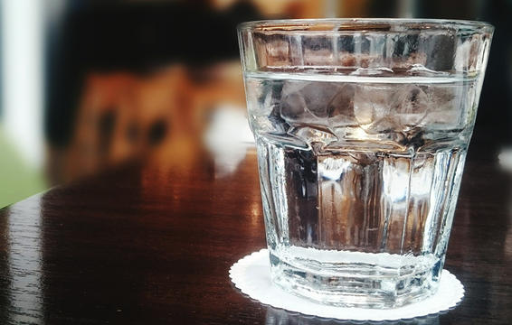 突然发现尿尿有泡泡咋回事,突然发现尿液有血是怎么回事