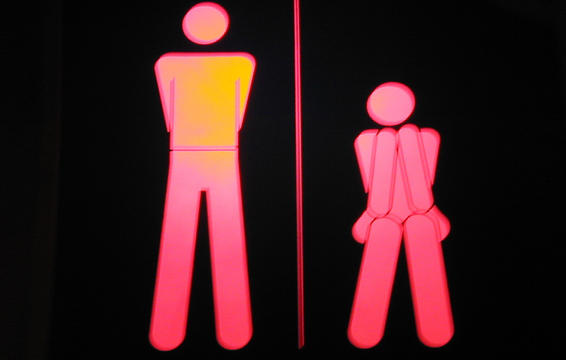 突然发现尿尿有泡泡咋回事,突然发现尿液有血是怎么回事